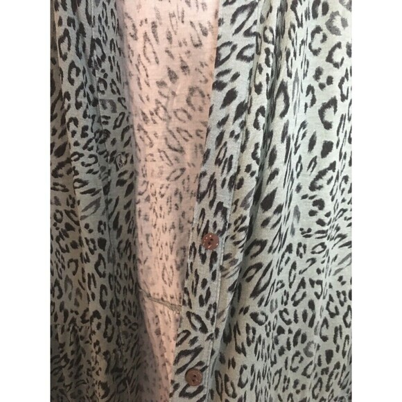 Wonderly Top Women's Size 4X Green Black Animal Print Long Sleeve Button Up - Picture 5 of 8